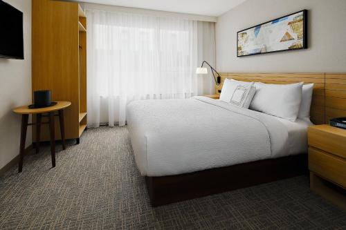 Estudio con cama extragrande y ducha accesible en silla de ruedas adaptada para personas con movilidad reducida/discapacidad auditiva del hotel TownePlace Suites by Marriott New York Manhattan/Times Square. Foto 3