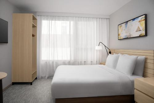 Estudio con cama extragrande y ducha accesible en silla de ruedas adaptada para personas con movilidad reducida/discapacidad auditiva del hotel TownePlace Suites by Marriott New York Manhattan/Times Square. Foto 6