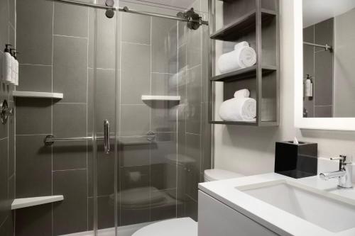 Estudio con cama extragrande - Adaptado para personas con discapacidad auditiva del hotel TownePlace Suites by Marriott New York Manhattan/Times Square. Foto 6