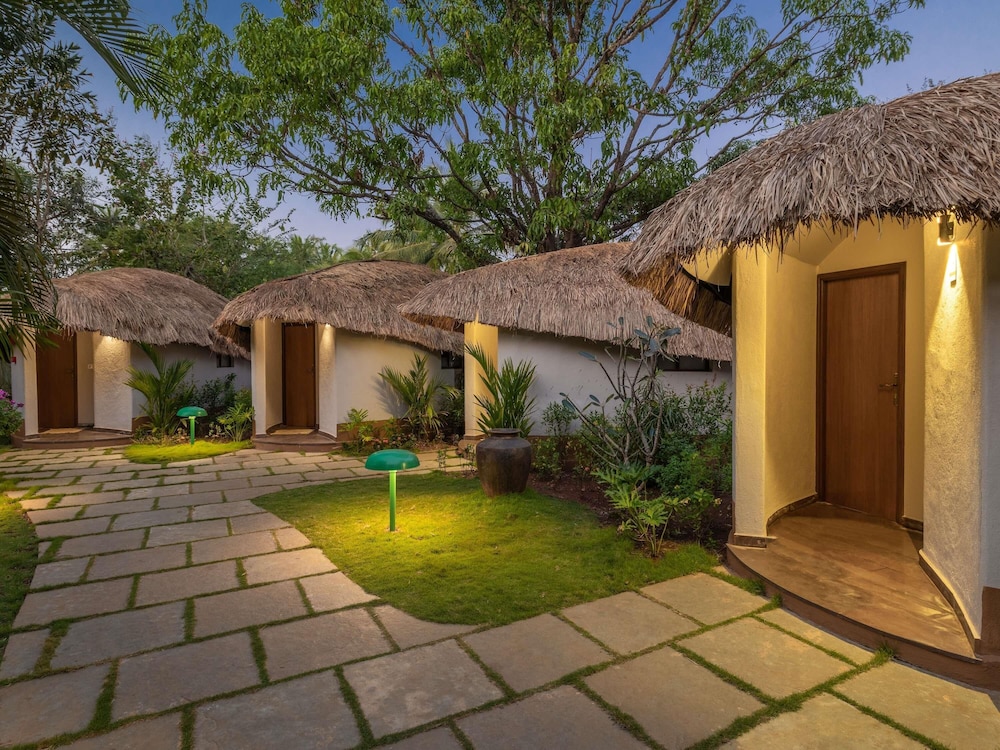 Habitación Villa con cama doble, acogedora zona de estar con vistas al jardín y al río del hotel Mercure Goa Devaaya Resort. Foto 3