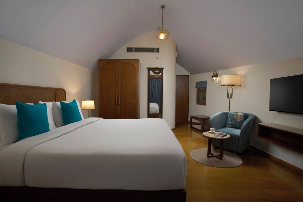 Habitación Villa con cama doble, acogedora zona de estar con vistas al jardín y al río del hotel Mercure Goa Devaaya Resort. Foto 4