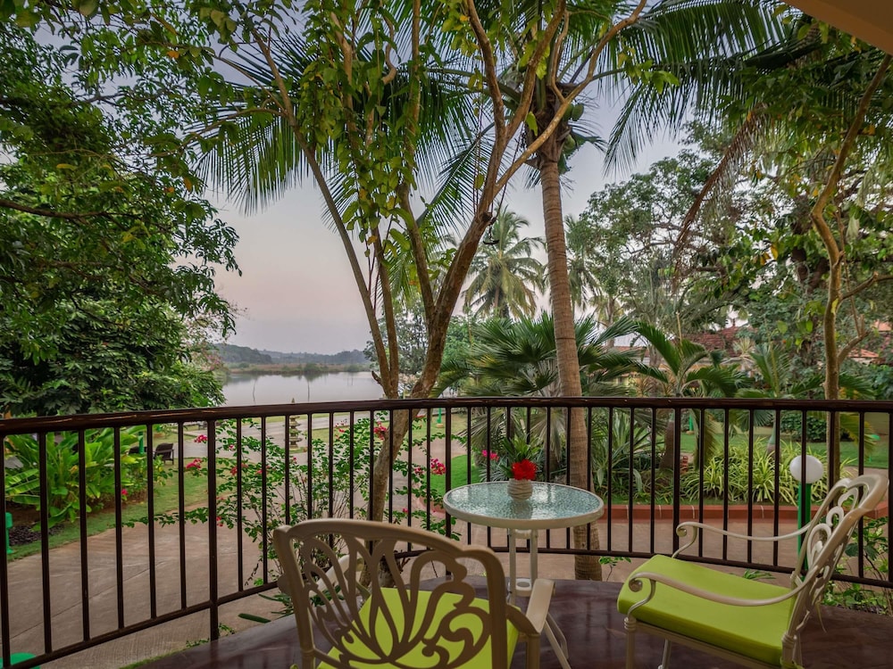 Habitación Villa con cama doble, acogedora zona de estar con vistas al jardín y al río del hotel Mercure Goa Devaaya Resort. Foto 5