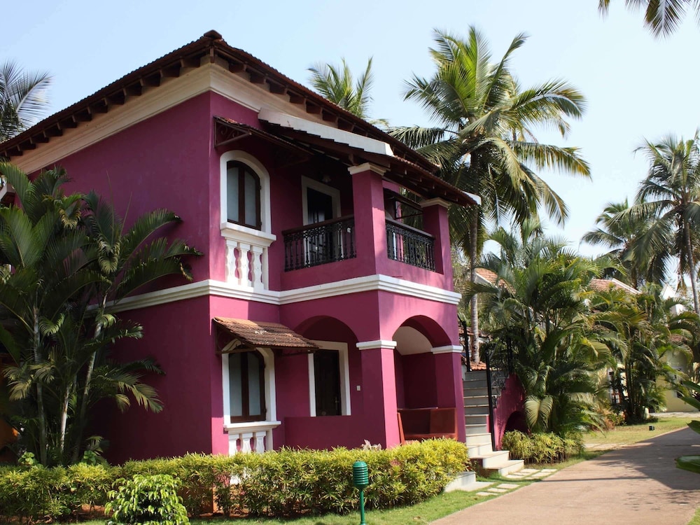 Habitación Villa con cama doble, acogedora zona de estar con vistas al jardín y al río del hotel Mercure Goa Devaaya Resort. Foto 6