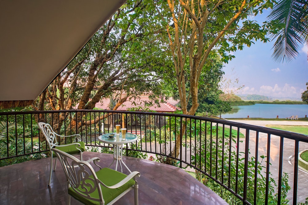 Habitación Villa con cama doble, acogedora zona de estar con vistas al jardín y al río del hotel Mercure Goa Devaaya Resort. Foto 7