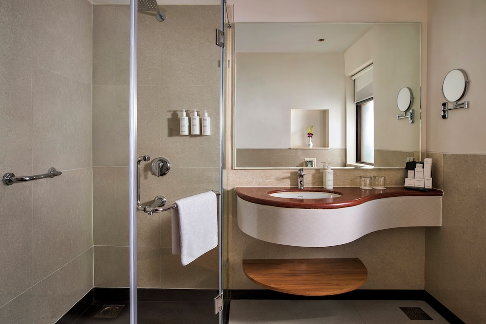 Habitación Superior con 2 camas individuales, lado Rio del hotel Mercure Goa Devaaya Resort