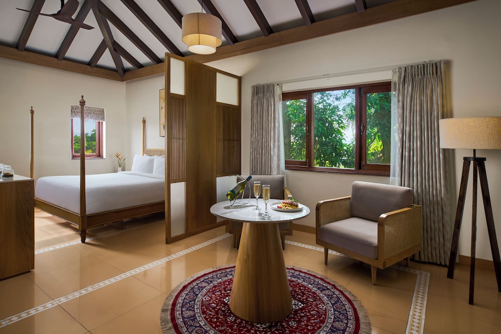 Junior Suite con 1 cama doble, lado piscina del hotel Mercure Goa Devaaya Resort. Foto 1