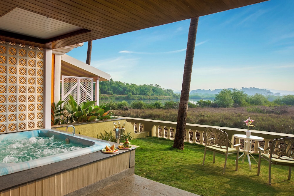 Suite Deluxe con acogedor salón, terraza privada y vistas panorámicas al río del hotel Mercure Goa Devaaya Resort