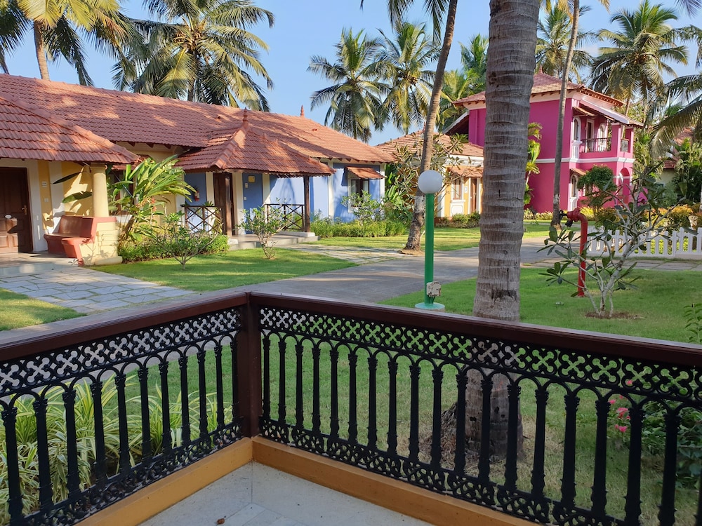 Habitación Villa con camas gemelas, acogedora zona de estar con vistas al jardín del hotel Mercure Goa Devaaya Resort