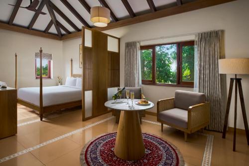 Junior Suite con 1 cama doble, lado jardín del hotel Mercure Goa Devaaya Resort. Foto 2