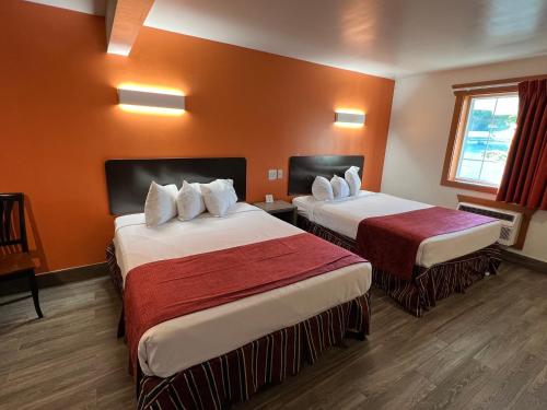 Habitación con 2 camas grandes del hotel Colonel Williams Resort And Suites