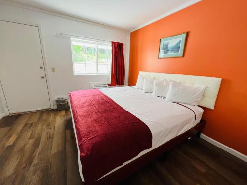 Habitación con cama extragrande. del hotel Colonel Williams Resort And Suites