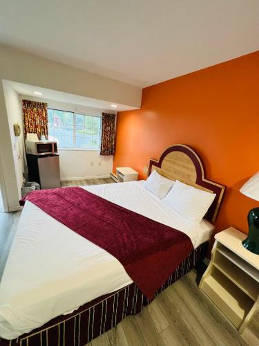 Habitación con cama grande del hotel Colonel Williams Resort And Suites. Foto 1