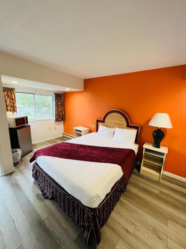 Habitación con cama grande del hotel Colonel Williams Resort And Suites. Foto 3