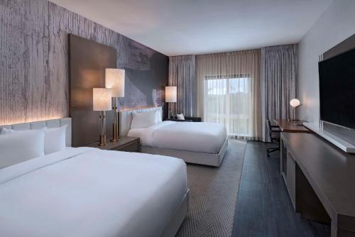 2 Camas Queen Accesibles con bañera del hotel Hyatt Centric The Woodlands. Foto 1