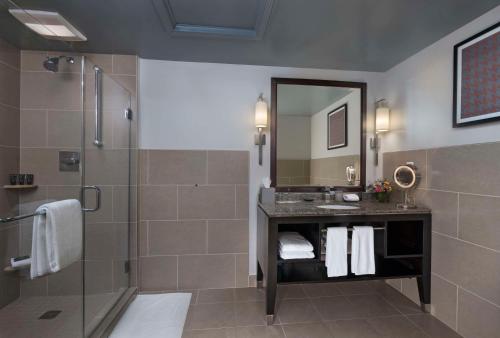 2 Camas Queen Accesibles con bañera del hotel Hyatt Centric The Woodlands. Foto 2