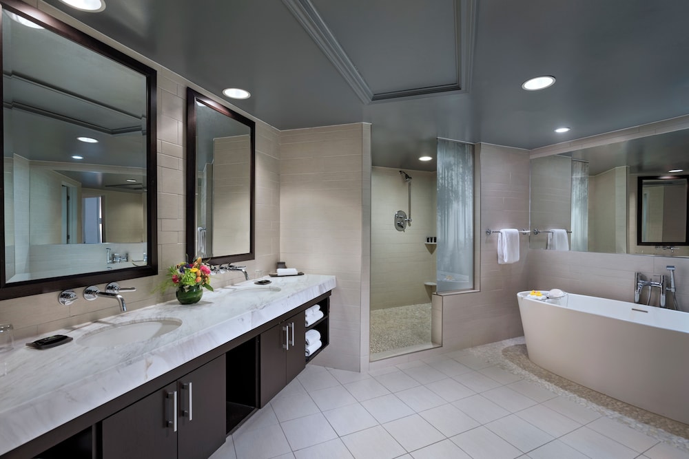 Suite Market Street Patio con ducha accesible del hotel Hyatt Centric The Woodlands. Foto 1