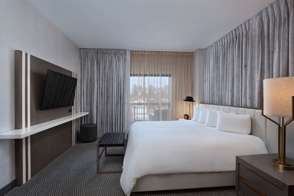1 Cama King del hotel Hyatt Centric The Woodlands. Foto 1