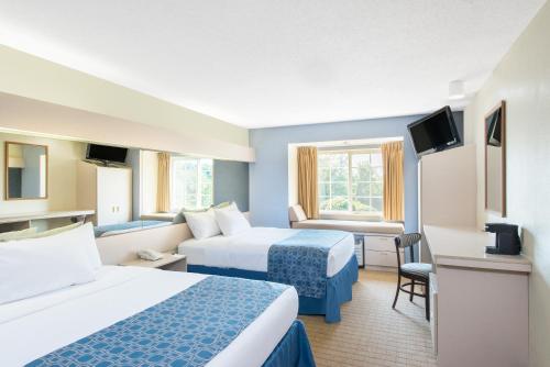 Habitación con 2 camas grandes adaptada para personas con movilidad reducida o discapacidad auditiva - No fumadores del hotel Microtel Inn and Suites By Wyndham Seneca Falls. Foto 1