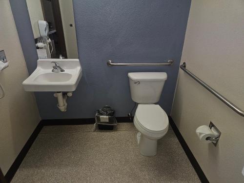 Habitación con 2 camas grandes adaptada para personas con movilidad reducida o discapacidad auditiva - No fumadores del hotel Microtel Inn and Suites By Wyndham Seneca Falls. Foto 3