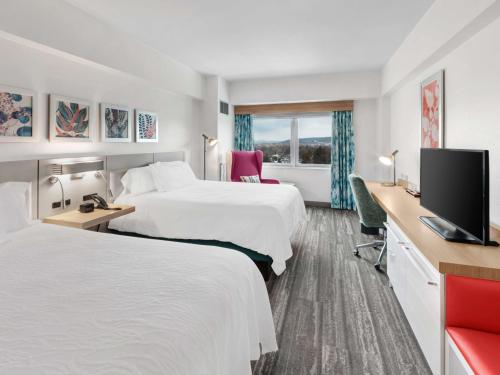 Habitación con 2 camas grandes del hotel Hilton Garden Inn Ithaca