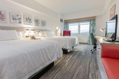 Habitación con 2 camas grandes del hotel Hilton Garden Inn Ithaca. Foto 3