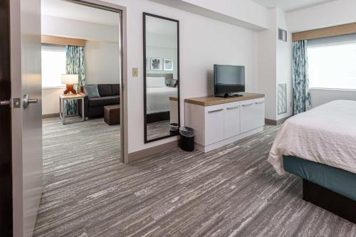 Suite con cama extragrande y sofá cama del hotel Hilton Garden Inn Ithaca. Foto 3