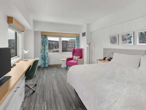 Habitación con cama extragrande. del hotel Hilton Garden Inn Ithaca