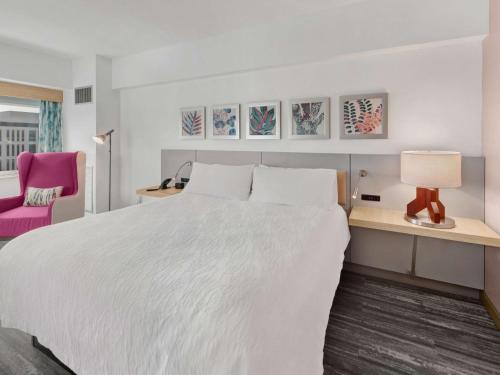 Habitación con cama extragrande. del hotel Hilton Garden Inn Ithaca. Foto 1