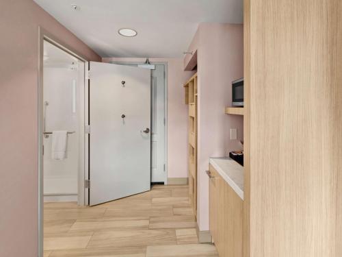 Habitación con cama extragrande. del hotel Hilton Garden Inn Ithaca. Foto 2