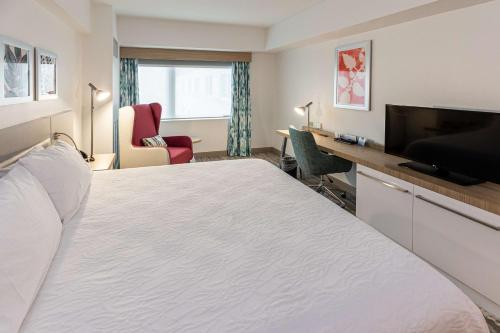 Habitación con cama extragrande. del hotel Hilton Garden Inn Ithaca. Foto 4