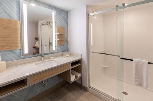 Suite con cama extragrande y sofá cama del hotel Hilton Garden Inn Ithaca. Foto 1