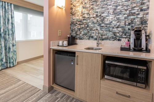 Suite con cama extragrande y sofá cama del hotel Hilton Garden Inn Ithaca. Foto 2