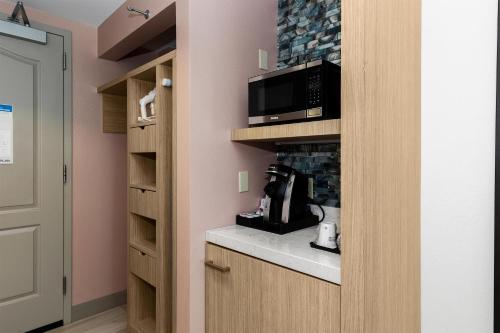 Suite con cama extragrande y sofá cama del hotel Hilton Garden Inn Ithaca