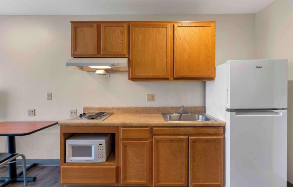Habitación, 1 cama de matrimonio grande, bañera accesible, no fumadores (Kitchen, Mobility) del hotel Studio 6 Extended Stay America Suites Fishkill Westage Center. Foto 4