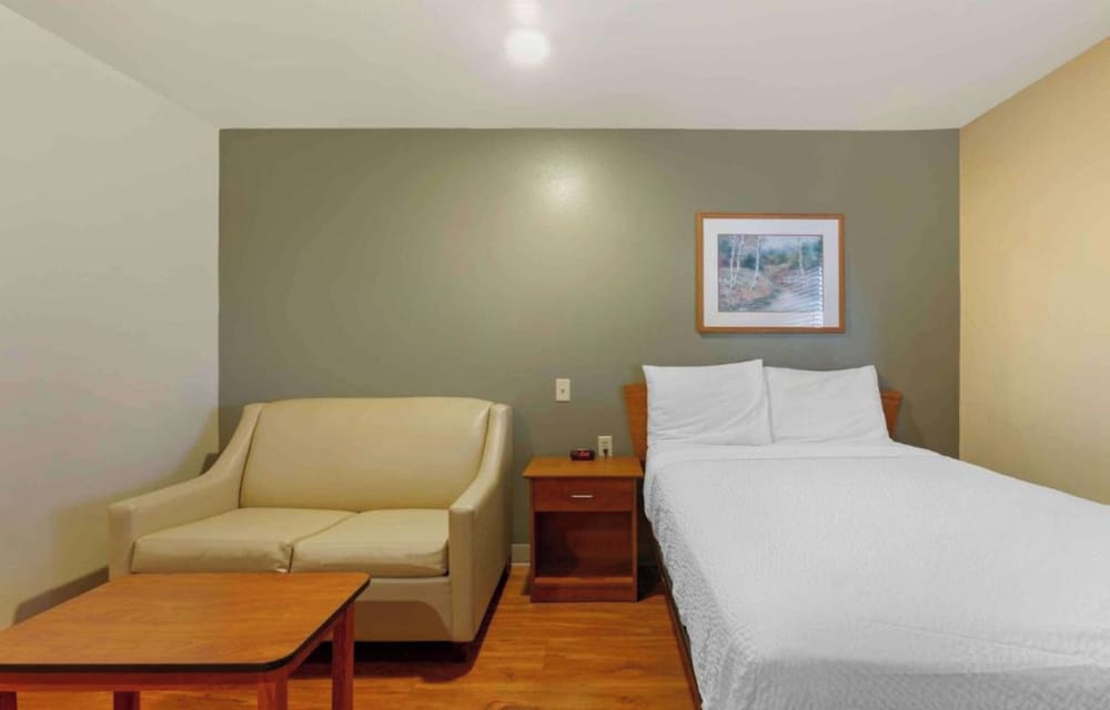 Habitación, 1 cama de matrimonio grande, no fumadores, cocina del hotel Studio 6 Extended Stay America Suites Fishkill Westage Center. Foto 2