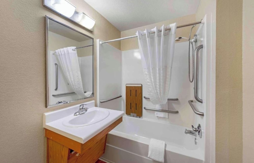 Habitación, 2 camas dobles, no fumadores, cocina del hotel Studio 6 Extended Stay America Suites Fishkill Westage Center. Foto 2