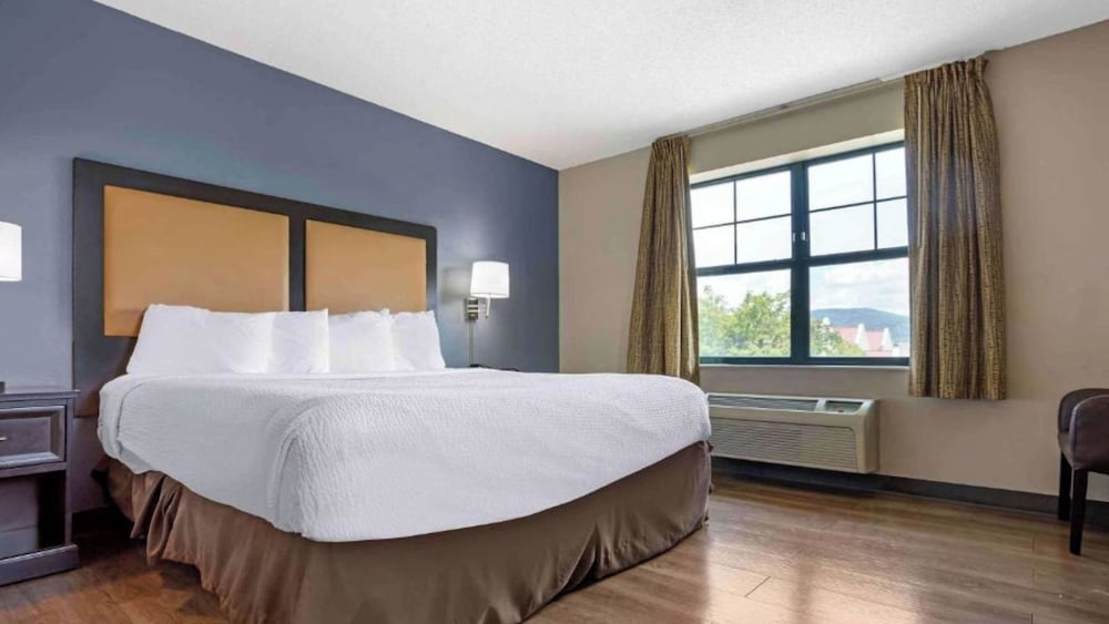 1 King Bed | Suite, Nsmk, Kitchen, Sofa - Bed del hotel Studio 6 Extended Stay America Suites Fishkill Westage Center. Foto 2