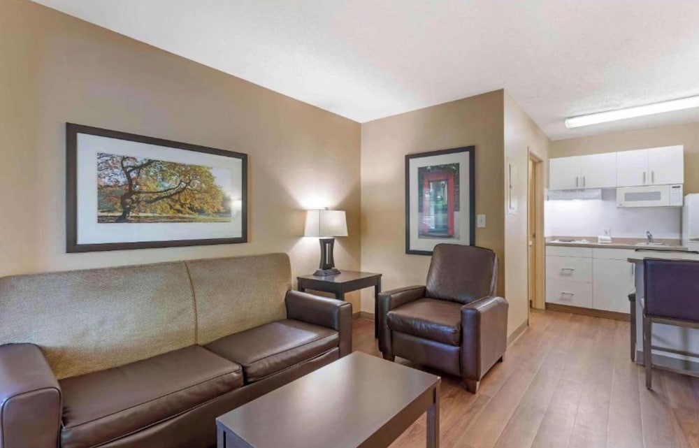 1 King Bed | Suite, Nsmk, Kitchen, Sofa - Bed del hotel Studio 6 Extended Stay America Suites Fishkill Westage Center. Foto 4