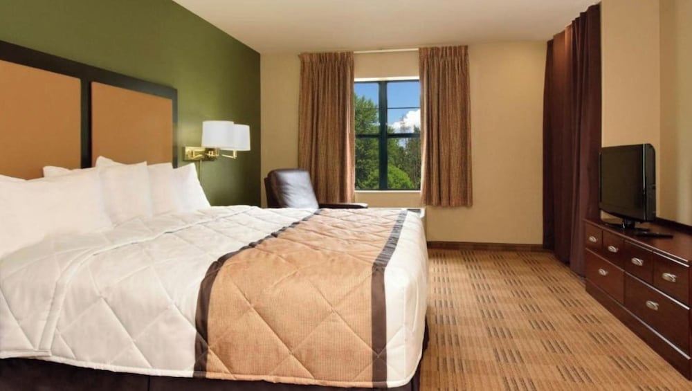 1 King Bed | Suite, Nsmk, Kitchen, Sofa - Bed del hotel Studio 6 Extended Stay America Suites Fishkill Westage Center. Foto 5