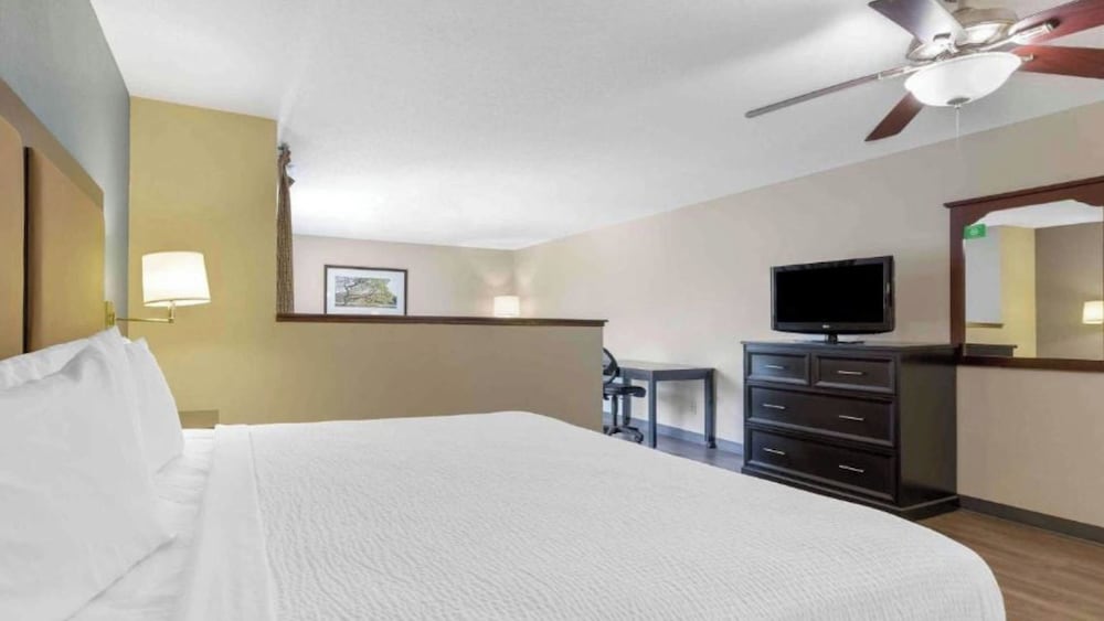 1 King Bed | Suite, Nsmk, Kitchen, Sofa - Bed del hotel Studio 6 Extended Stay America Suites Fishkill Westage Center. Foto 6