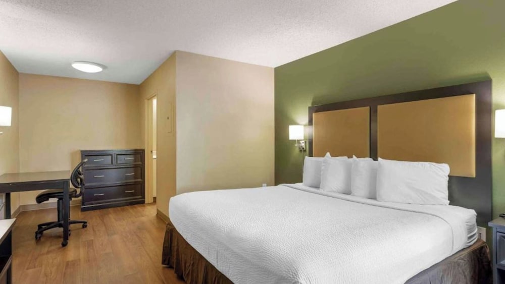 1 King Bed | Non - Smoking, Kitchen del hotel Studio 6 Extended Stay America Suites Fishkill Westage Center. Foto 2