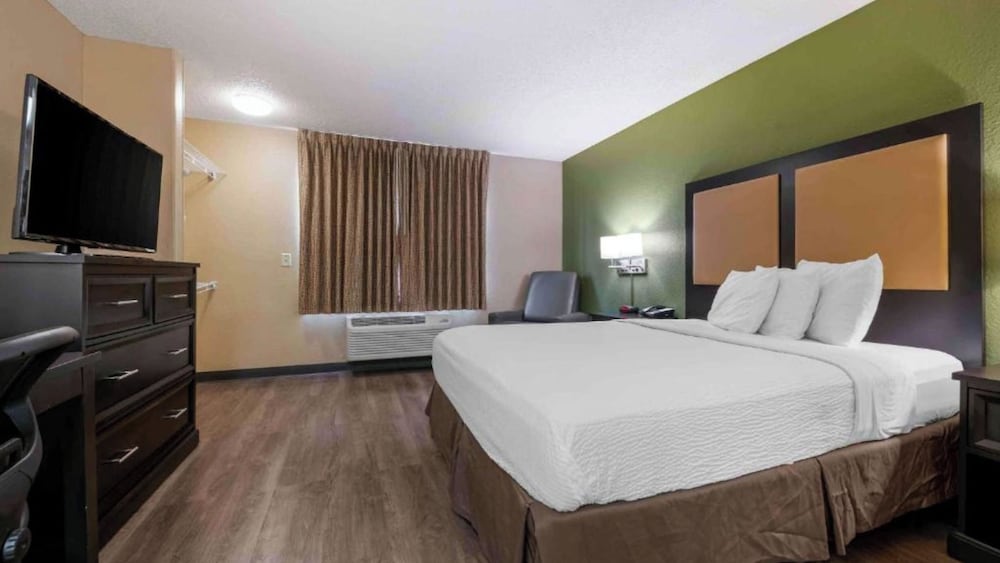 1 King Bed | Non - Smoking, Kitchen, Shower del hotel Studio 6 Extended Stay America Suites Fishkill Westage Center. Foto 1