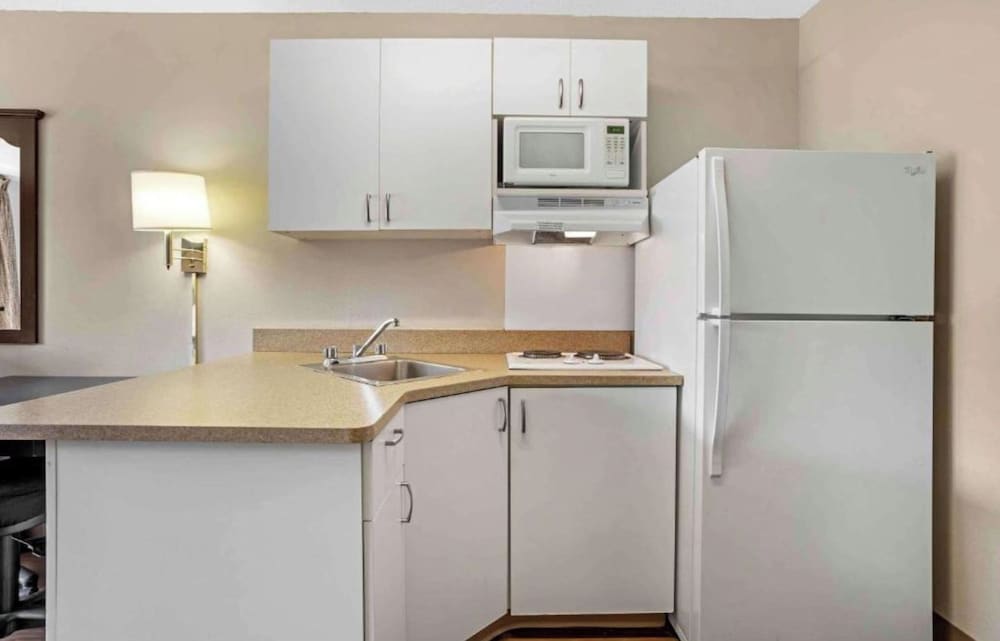 1 King Bed | Non - Smoking, Kitchen, Shower del hotel Studio 6 Extended Stay America Suites Fishkill Westage Center. Foto 3