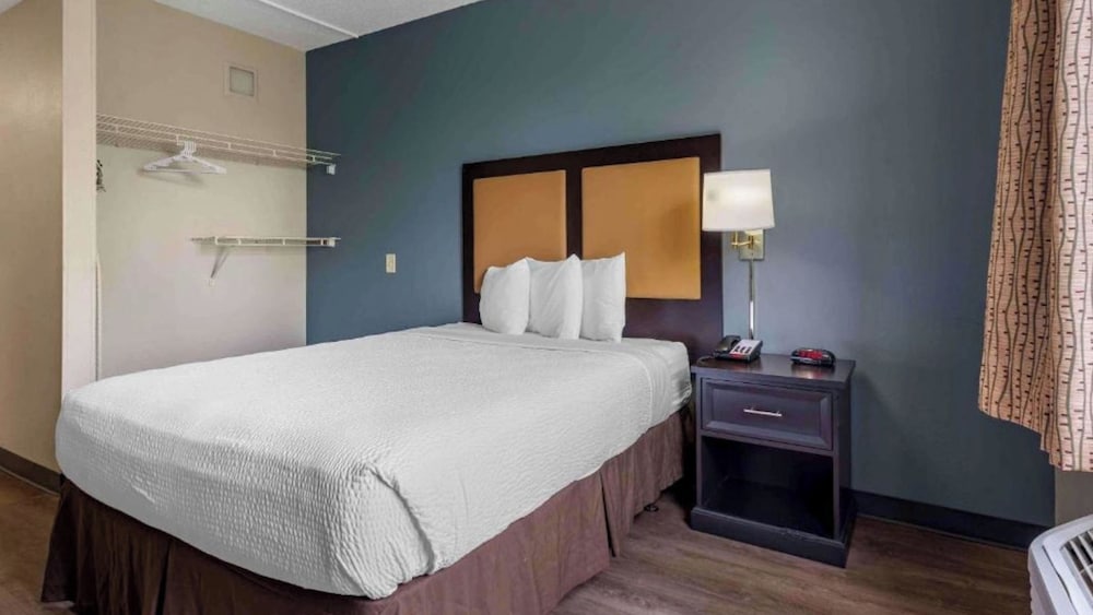 1 Queen Bed | Non - Smoking, Kitchen del hotel Studio 6 Extended Stay America Suites Fishkill Westage Center. Foto 3