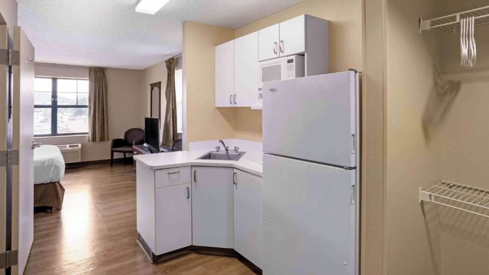 1 Queen Bed | Non - Smoking, Kitchen del hotel Studio 6 Extended Stay America Suites Fishkill Westage Center. Foto 5