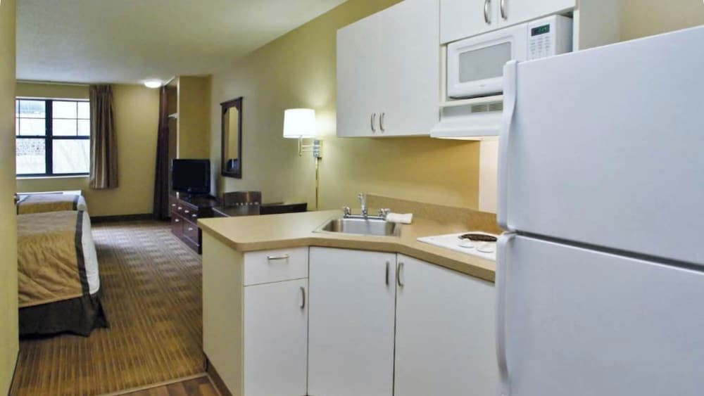 1 Queen Bed | Non - Smoking, Kitchen del hotel Studio 6 Extended Stay America Suites Fishkill Westage Center. Foto 6