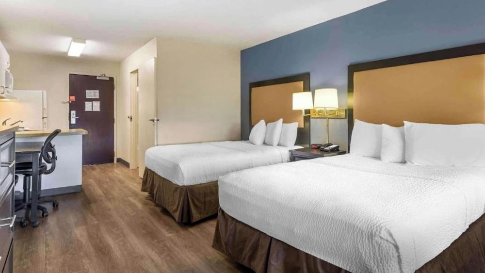 2 Full Beds | Non - Smoking, Kitchen del hotel Studio 6 Extended Stay America Suites Fishkill Westage Center. Foto 2