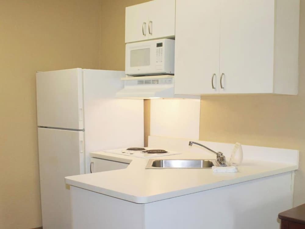 2 Full Beds | Non - Smoking, Kitchen del hotel Studio 6 Extended Stay America Suites Fishkill Westage Center. Foto 3