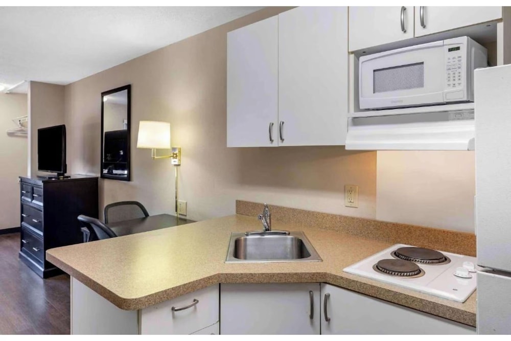 2 Full Beds | Non - Smoking, Kitchen del hotel Studio 6 Extended Stay America Suites Fishkill Westage Center. Foto 4