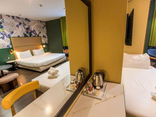 Habitación Doble Familiar Superior Clásica del hotel Mercure Roma Centro Saint John. Foto 1